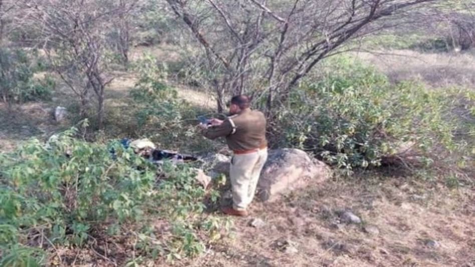 फरीदाबाद के जंगलों से मिली महिला की आधी लाश, सूटकेस में पड़ा था कंकाल, कहीं श्रद्धा का तो नहीं? फरीदाबाद के जंगलों से मिली महिला की आधी लाश, सूटकेस में पड़ा था कंकाल, कहीं श्रद्धा का तो नहीं?