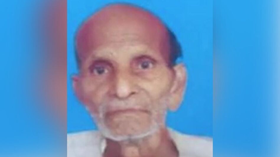UP News : 6 साल से एक बुजुर्ग को जिंदा साबित करने के लिए सच में सरकारी अफसरों के सामने मरना पड़ा UP News : 6 साल से एक बुजुर्ग को जिंदा साबित करने के लिए सच में सरकारी अफसरों के सामने मरना पड़ा