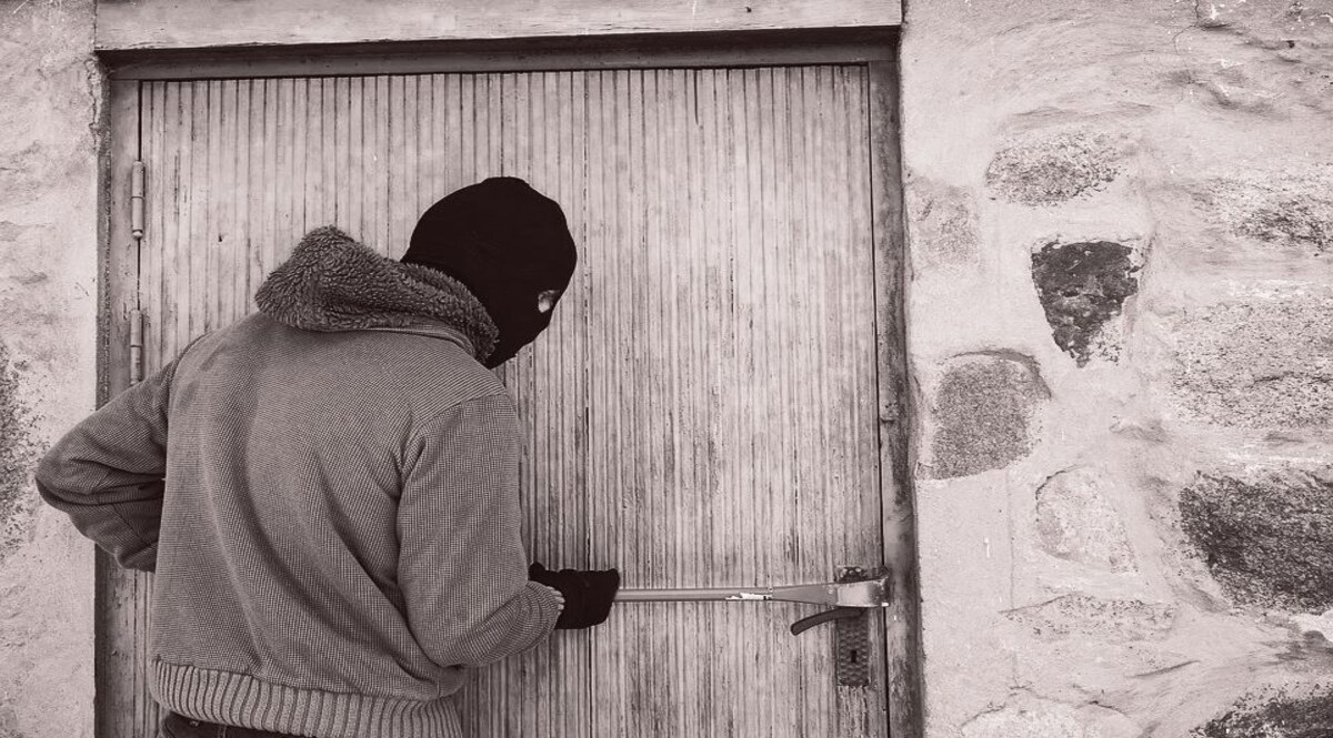 UP Crime: दरवाज़े पर अख़बार रखकर की रेकी और चोरों ने यूं लूट लिया पूरा घर! CrimeTak