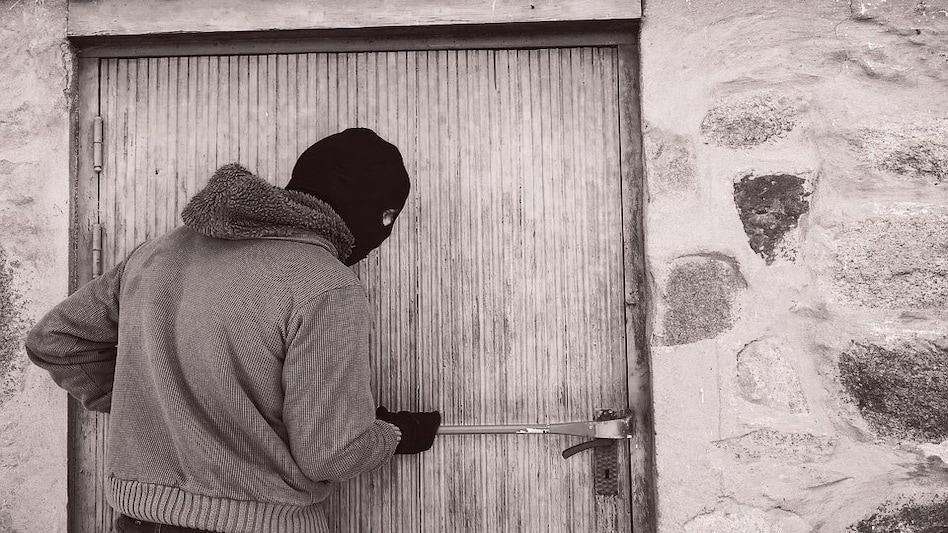 UP Crime: दरवाज़े पर अख़बार रखकर की रेकी और चोरों ने यूं लूट लिया पूरा घर! UP Crime: दरवाज़े पर अख़बार रखकर की रेकी और चोरों ने यूं लूट लिया पूरा घर!