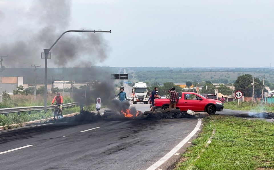 ब्राजील की सड़कों पर उपद्रव का नंगा नाच, ट्रक ड्राइवरों ने पूरे देश के हाईवे कर दिए जाम, ये है वजह CrimeTak