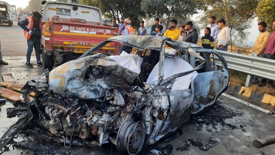 UP Crime: तेज रफ्तार कार ट्रॉली से टकराई, कार सवार दो युवकों की जिंदा जलने से मौत UP Crime: तेज रफ्तार कार ट्रॉली से टकराई, कार सवार दो युवकों की जिंदा जलने से मौत