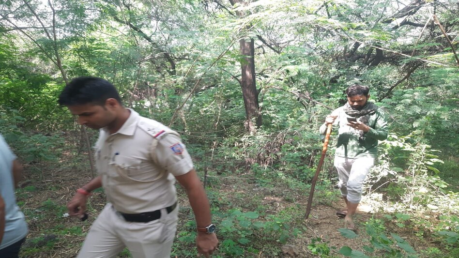 Shraddha Case:जंगल में खंगालने जा रहे हैं सबूत, पुलिस आफताब को महरौली के जंगल में लेकर पहुंची Shraddha Case:जंगल में खंगालने जा रहे हैं सबूत, पुलिस आफताब को महरौली के जंगल में लेकर पहुंची