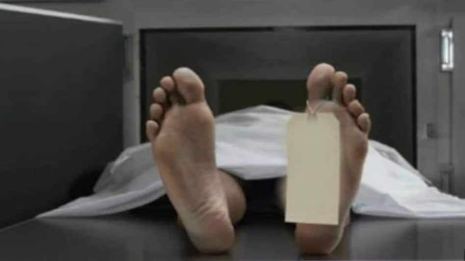 पूरे 10 साल तक मां की लाश को डीप फ्रीजर में छुपाए रही बेटी, वजह सुनकर चौंक गई दुनिया पूरे 10 साल तक मां की लाश को डीप फ्रीजर में छुपाए रही बेटी, वजह सुनकर चौंक गई दुनिया