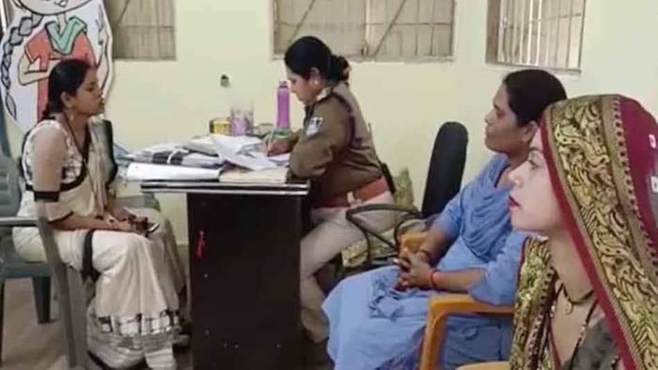 MP Crime : ब्यूटीशियन पर दुल्हन का मेकअप खराब करने और धमकी देने का मामला दर्ज MP Crime : ब्यूटीशियन पर दुल्हन का मेकअप खराब करने और धमकी देने का मामला दर्ज