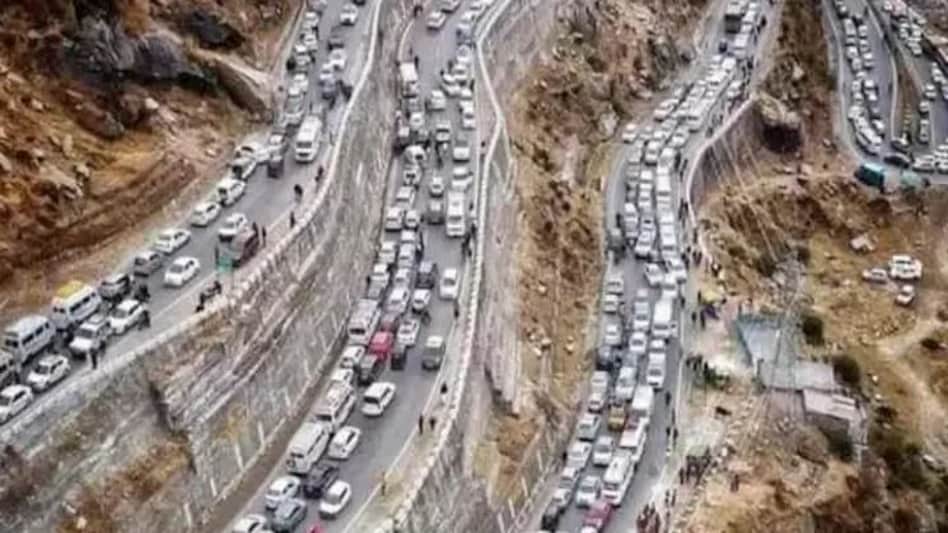 Himachal: अटल सुरंग में करीब 400 वाहनों में फंसे पर्यटकों को बचाया गया Himachal: अटल सुरंग में करीब 400 वाहनों में फंसे पर्यटकों को बचाया गया