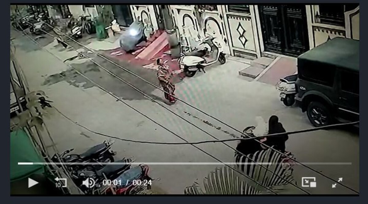 Video: पति की गर्लफ्रेंड ने पत्नी और बच्चे पर किया एसिड अटैक, बुरका पहन कर आई थी आरोपी पूजा CrimeTak