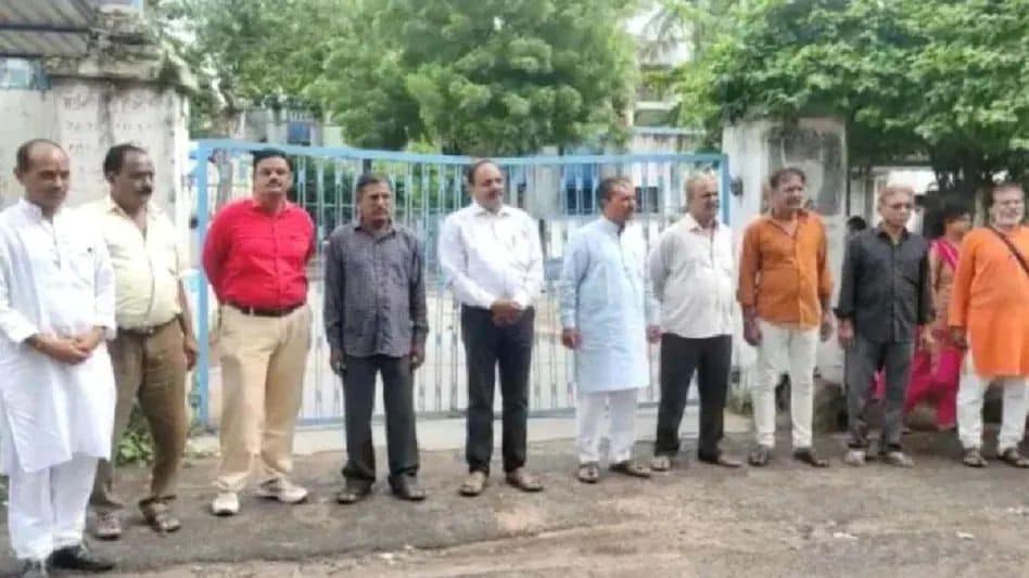 SC: सुप्रीम कोर्ट ने खारिज की बिलकिस बानो की याचिका, 11 दोषियों की रिहाई पर पुनर्विचार नहीं SC: सुप्रीम कोर्ट ने खारिज की बिलकिस बानो की याचिका, 11 दोषियों की रिहाई पर पुनर्विचार नहीं