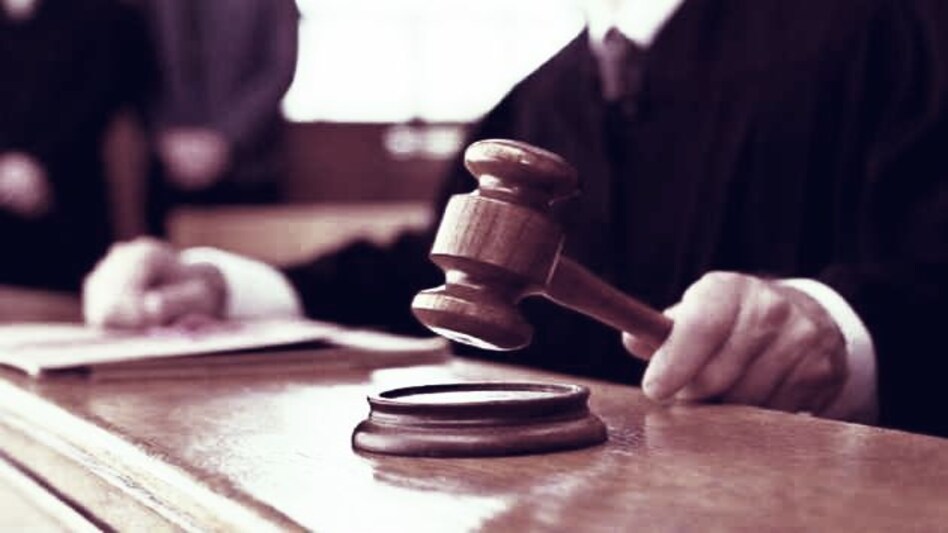 सिर्फ लड़कियों, महिलाओं के ही रात में बाहर निकलने पर पाबंदी क्यों : Kerala HC सिर्फ लड़कियों, महिलाओं के ही रात में बाहर निकलने पर पाबंदी क्यों : Kerala HC