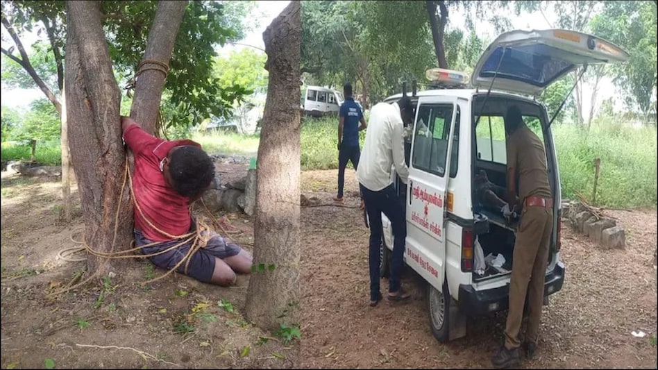 चोर समझकर लोगों ने युवक को पेड़ से बांध तब तक मारा गया, जब तक उसकी जान नहीं चली गई चोर समझकर लोगों ने युवक को पेड़ से बांध तब तक मारा गया, जब तक उसकी जान नहीं चली गई