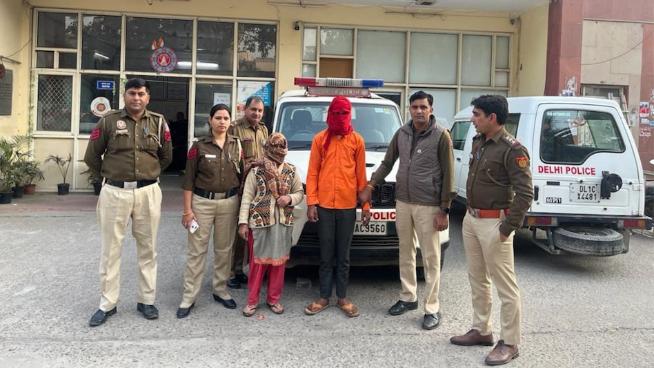 Delhi Crime: प्रेमी के साथ मिलकर पत्नी ने की पति की हत्या, पोस्टमॉर्टम में हुआ खौफनाक खुलासा Delhi Crime: प्रेमी के साथ मिलकर पत्नी ने की पति की हत्या, पोस्टमॉर्टम में हुआ खौफनाक खुलासा