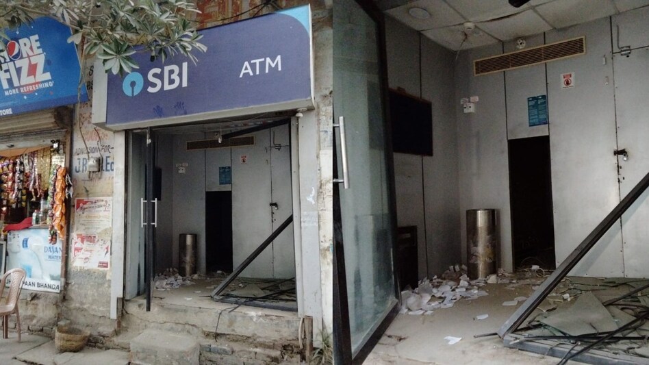 Delhi Crime: दिल्ली में सैंतीस लाख रुपयों से भरी एटीएम मशीन उखाड़ कर ले गए लुटेरे, जाँच में जुटी पुलिस Delhi Crime: दिल्ली में सैंतीस लाख रुपयों से भरी एटीएम मशीन उखाड़ कर ले गए लुटेरे, जाँच में जुटी पु...