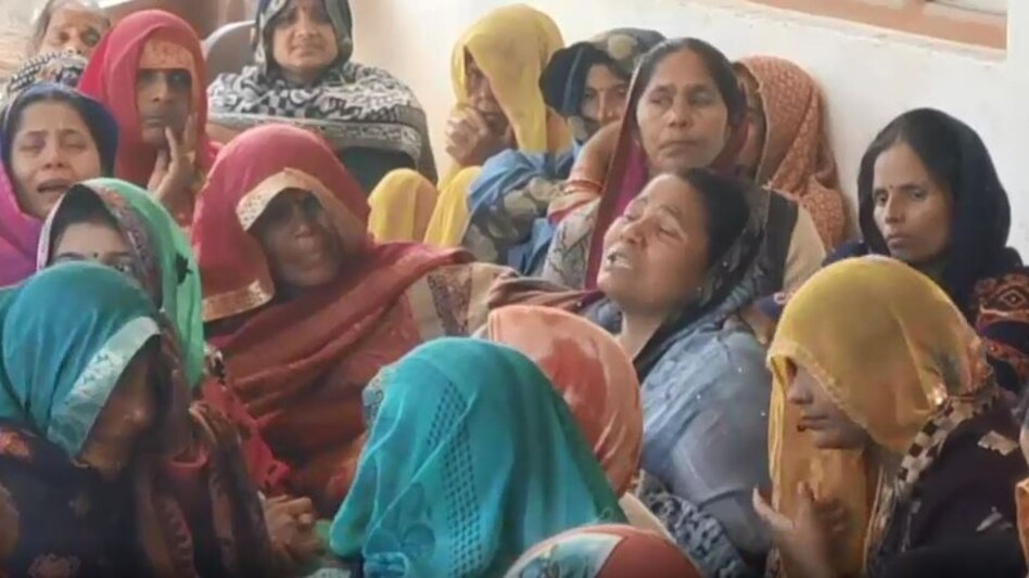 UP Crime: कानपुर पुलिस ने थाने में युवक को पीट-पीट कर मार डाला, पुलिसवालों पर हत्या का केस दर्ज UP Crime: कानपुर पुलिस ने थाने में युवक को पीट-पीट कर मार डाला, पुलिसवालों पर हत्या का केस दर्ज