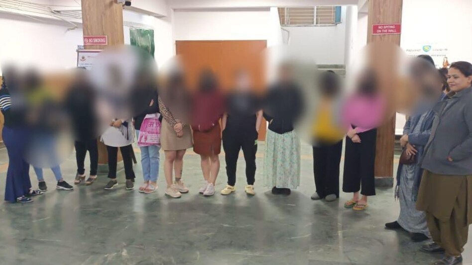 Delhi Crime: मसाज सेंटर में चल रहा था सेक्स रैकेट, हिरासत में ली गईं थाइलैंड की 7 लड़कियां Delhi Crime: मसाज सेंटर में चल रहा था सेक्स रैकेट, हिरासत में ली गईं थाइलैंड की 7 लड़कियां
