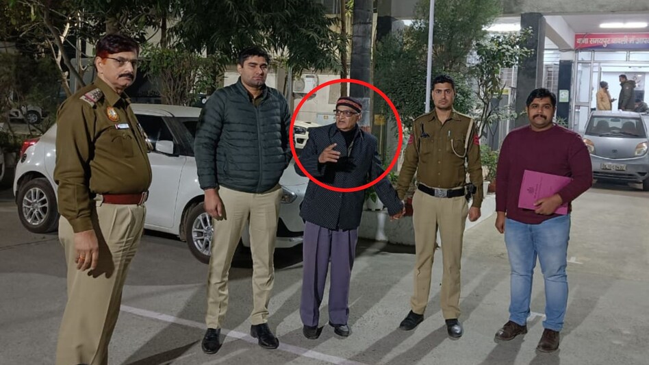 Delhi Crime: दिल्ली में हाई कोर्ट का नकली जज गिरफ्तार, कर रहा था 5 लाख की ब्लैकमेलिंग Delhi Crime: दिल्ली में हाई कोर्ट का नकली जज गिरफ्तार, कर रहा था 5 लाख की ब्लैकमेलिंग
