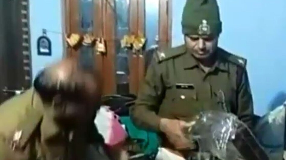 MP Crime: टीचर के बेडरुम में टीचर की लाश का राज़, टूटी हुई चूड़ियों से जुड़े हत्या के तार! MP Crime: टीचर के बेडरुम में टीचर की लाश का राज़, टूटी हुई चूड़ियों से जुड़े हत्या के तार!