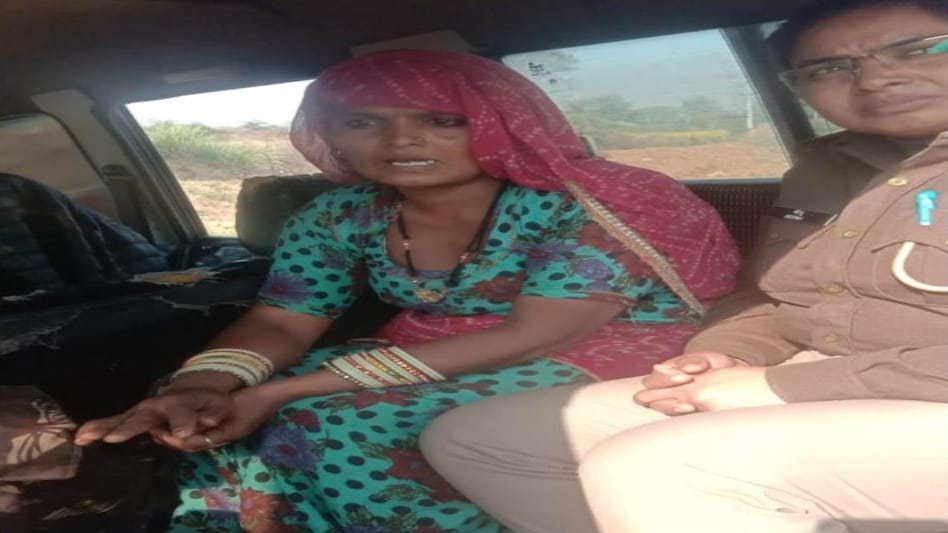 हत्या के 7 साल बाद जिंदा लौटी महिला, मर्डर के आरोप में 2 बेगुनाह काट चुके 3 साल की जेल हत्या के 7 साल बाद जिंदा लौटी महिला, मर्डर के आरोप में 2 बेगुनाह काट चुके 3 साल की जेल