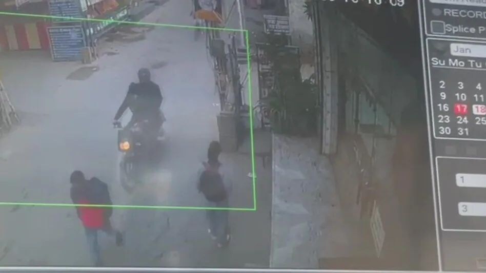 Dwarka Acid Attack : स्कूली छात्रा पर लड़के ने फेंका एसिड - देखें वीडियो Dwarka Acid Attack : स्कूली छात्रा पर लड़के ने फेंका एसिड - देखें वीडियो