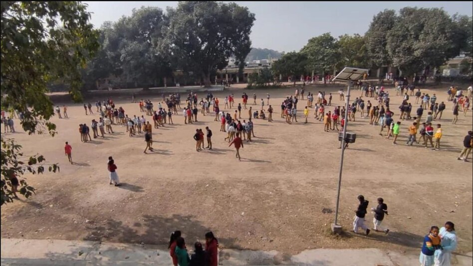 Sitapur Suicide Mystery: कॉलेज की तीन छात्राओं ने किया सुसाइड, चौथी ने काटी नस, पुलिस को इस बात का शक Sitapur Suicide Mystery: कॉलेज की तीन छात्राओं ने किया सुसाइड, चौथी ने काटी नस, पुलिस को इस बात का ...