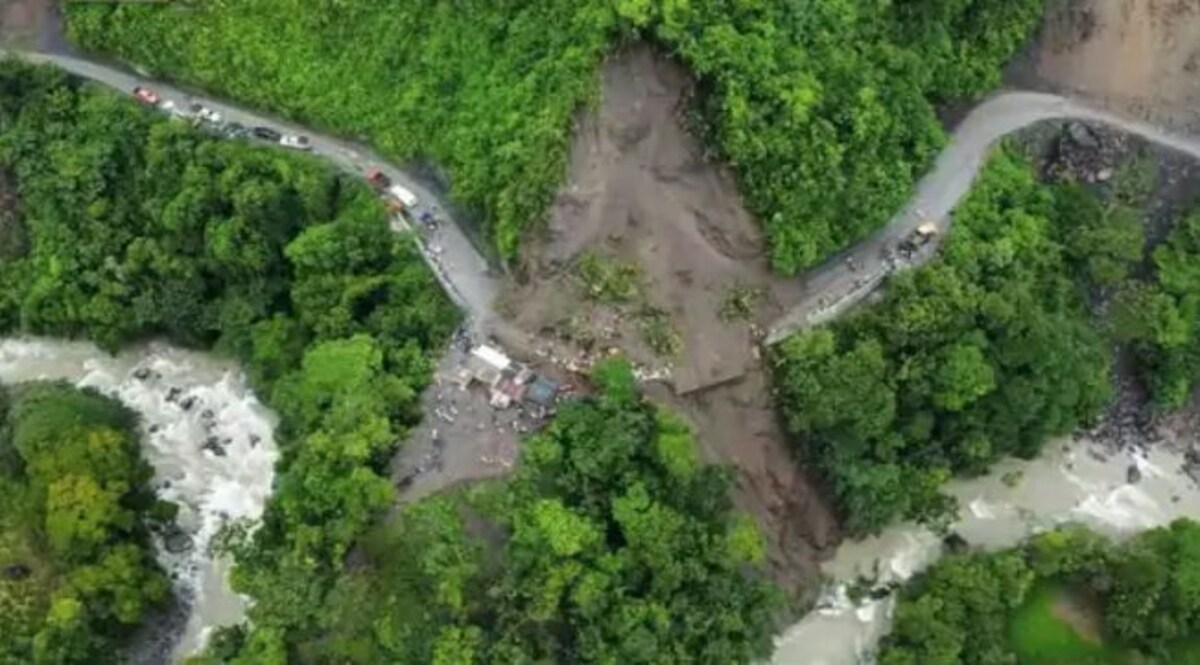 कोलंबिया में ज़बरदस्त लैंडस्लाइड की चपेट में आई एक बस, 34 लोगों की मौके पर मौत, कई अब भी दबे CrimeTak