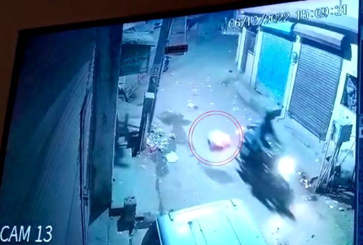 UP Murder News: जब अर्धनग्न शव को बाइक पर लेकर घूमता रहा बेखौफ हत्यारा UP Murder News: जब अर्धनग्न शव को बाइक पर लेकर घूमता रहा बेखौफ हत्यारा