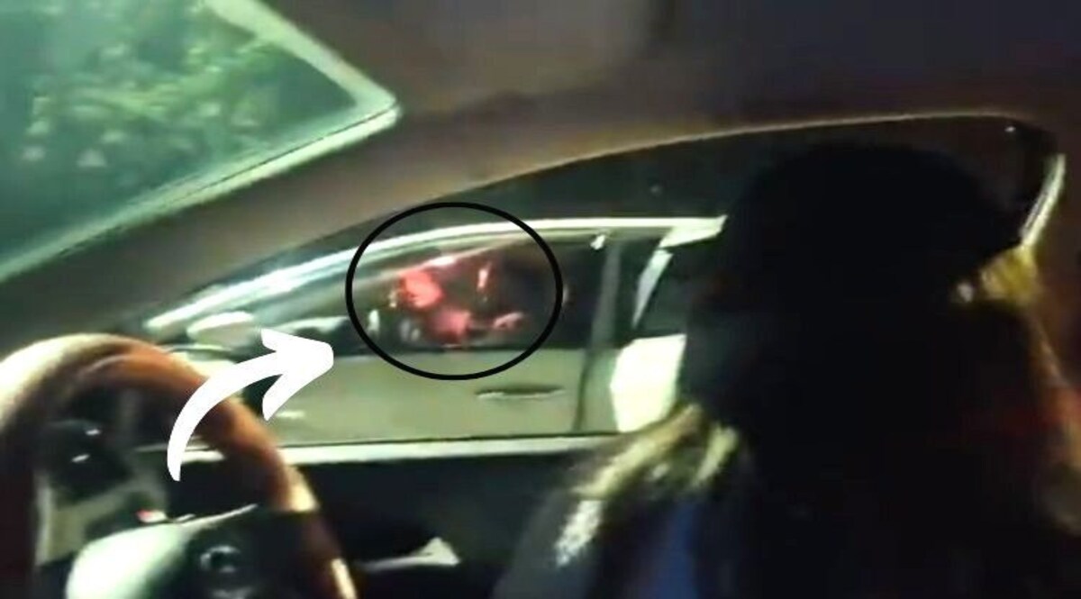 Lucknow News: 'मेरे साथ चलो',बीच चौराहे पर लड़कियों को छेड़ा, वीडियो हुआ वायरल CrimeTak