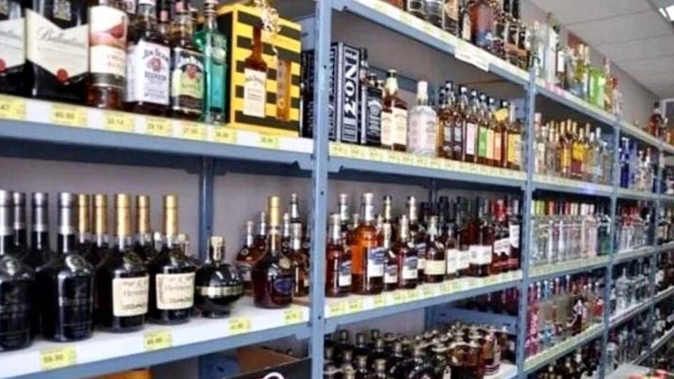 Bihar Spurious Liquor: 74 मौतों के बाद बिहार में छापा मारने पहुंची पुलिस पर शराब माफिया का हमला Bihar Spurious Liquor: 74 मौतों के बाद बिहार में छापा मारने पहुंची पुलिस पर शराब माफिया का हमला