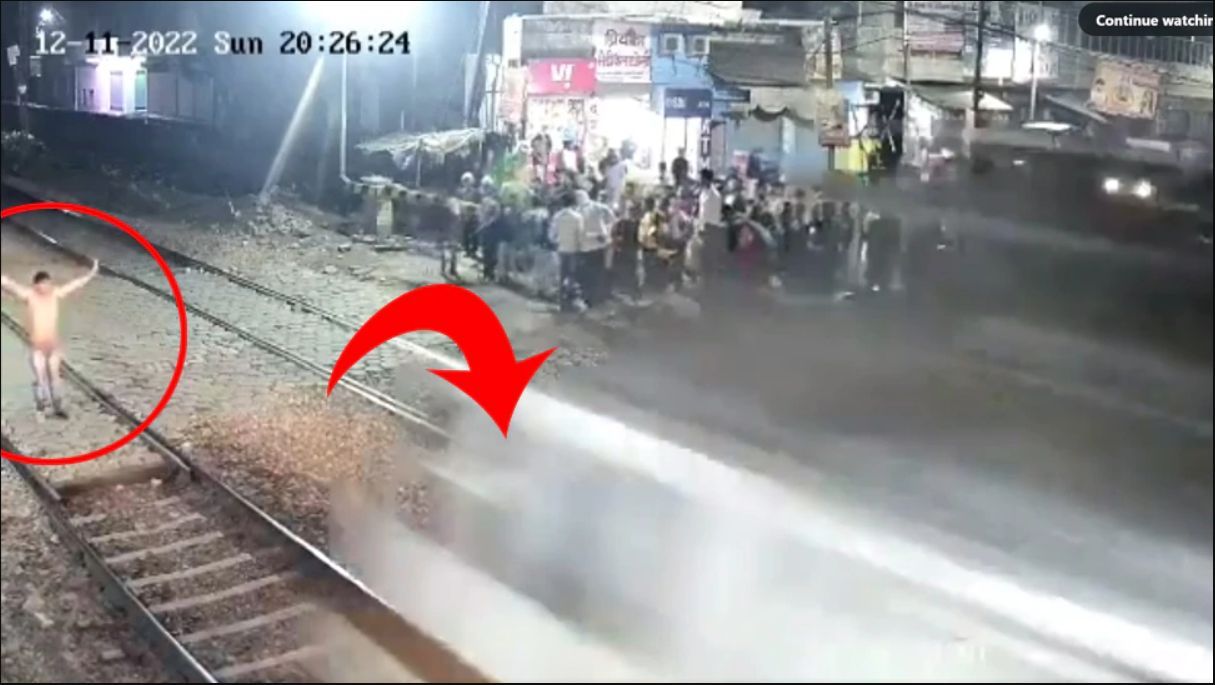 Viral Video: 20 रुपये के लिए में लोगों ने पीटा तो ट्रेन के आगे कूदकर दी जान Viral Video: 20 रुपये के लिए में लोगों ने पीटा तो ट्रेन के आगे कूदकर दी जान