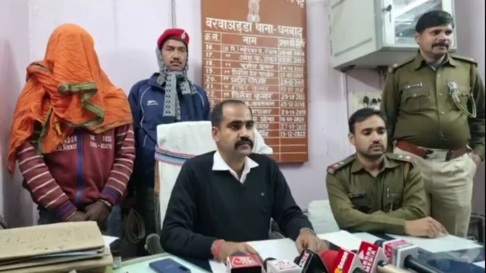 Crime: नौकरी के लालच में पत्नी ने पति का कराया मर्डर, पुलिस के सामने करने लगी नाटक Crime: नौकरी के लालच में पत्नी ने पति का कराया मर्डर, पुलिस के सामने करने लगी नाटक