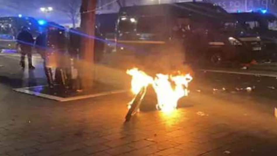 World Cup Final: हार नहीं हुई बर्दाश्त, फ्रांस की सड़कों पर हुआ बवाल, पेरिस और नीस में दंगा भड़का World Cup Final: हार नहीं हुई बर्दाश्त, फ्रांस की सड़कों पर हुआ बवाल, पेरिस और नीस में दंगा भड़का