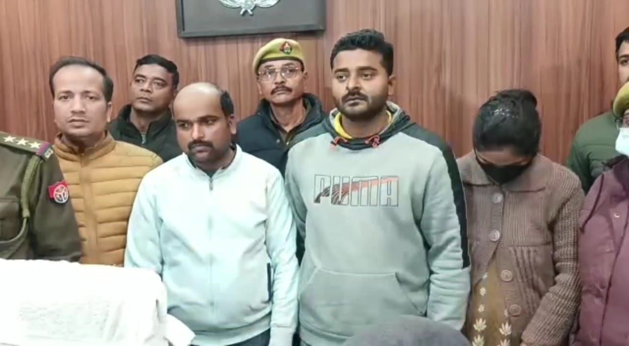 UP Crime: हनीट्रैप, किडनैपिंग और हत्या, साड़ी कारोबारी की हत्या कर लाश गंगा में फेंक दी! UP Crime: हनीट्रैप, किडनैपिंग और हत्या, साड़ी कारोबारी की हत्या कर लाश गंगा में फेंक दी!