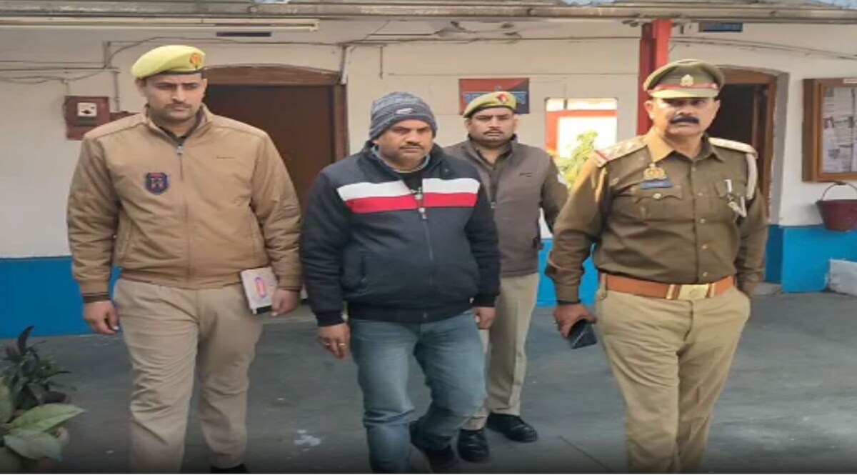 चलती ट्रेन में टीटीई ने महिला के साथ किया गैंगरेप, महिला के साथ 2 साल का बच्चा भी था CrimeTak