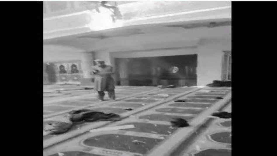 Pakistan Blast : पेशावर में मस्जिद व पुलिस लाइन के बीच आत्मघाती बम धमाका, 2 की मौत, 90 से ज्यादा घायल Pakistan Blast : पेशावर में मस्जिद व पुलिस लाइन के बीच आत्मघाती बम धमाका, 2 की मौत, 90 से ज्यादा घा...