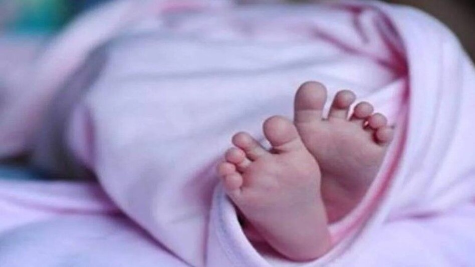 Rajasthan News: बॉयफ्रेंड के प्यार में पागल महिला ने अपनी बेटी को ट्रेन से फेंक कर मार डाला Rajasthan News: बॉयफ्रेंड के प्यार में पागल महिला ने अपनी बेटी को ट्रेन से फेंक कर मार डाला