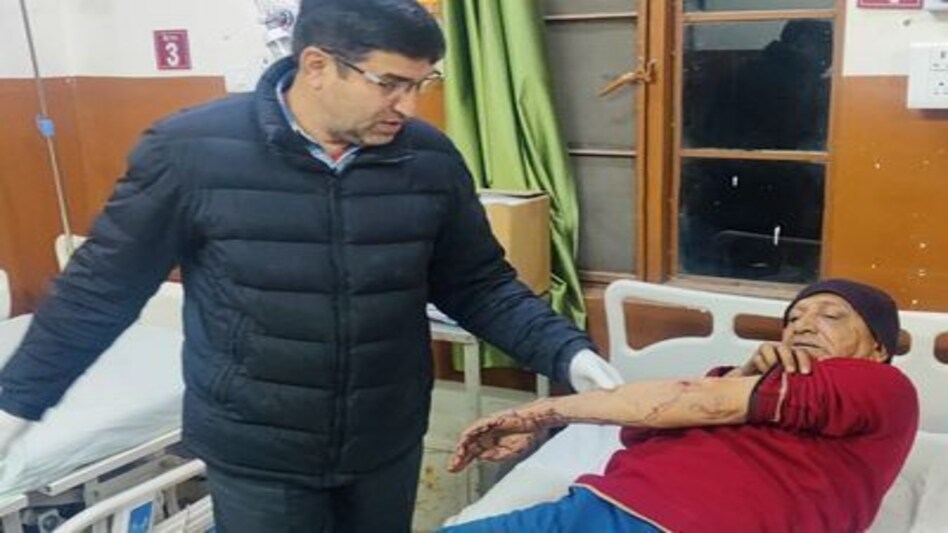 Himachal Pradesh News: फौजी ने एक ही परिवार के 4 लोगों को मारी गोली, दो लोगों की मौत Himachal Pradesh News: फौजी ने एक ही परिवार के 4 लोगों को मारी गोली, दो लोगों की मौत