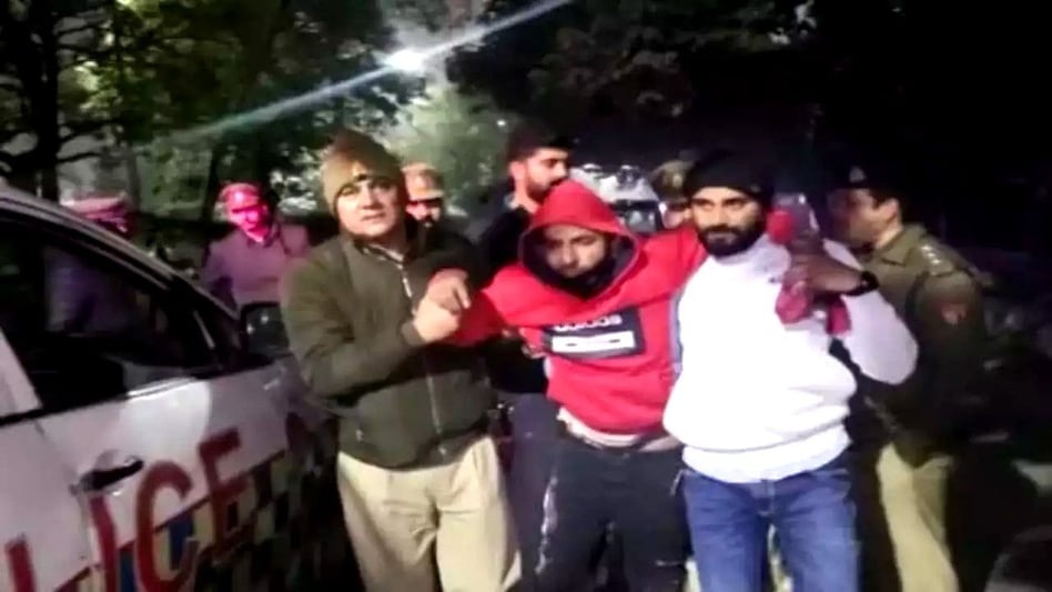 Noida News: पुलिस और मोस्ट वांटेड बदमाश के बीच हुई गोलीबारी, क्रिमिनल हुआ अरेस्ट Noida News: पुलिस और मोस्ट वांटेड बदमाश के बीच हुई गोलीबारी, क्रिमिनल हुआ अरेस्ट