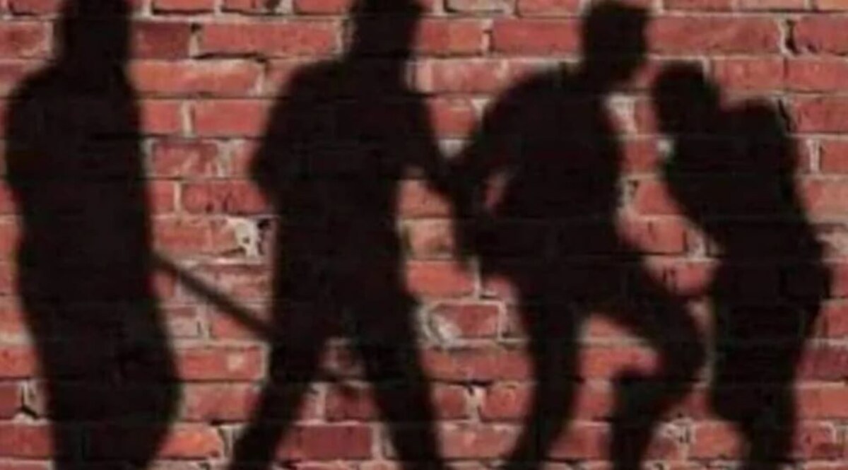 UP Crime: गर्लफ्रेंड से मिलने आए युवक को खंभे से बांधकर पीटा, 15 लोगों के खिलाफ केस दर्ज CrimeTak