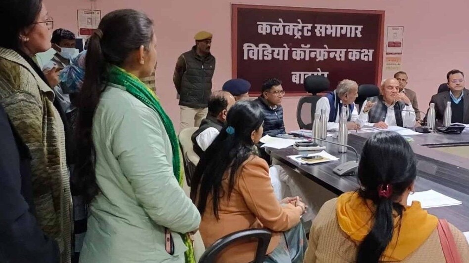 Rajasthan News: लेडी टिचर्स ने की शिकायत, कहा प्रिंसिपल रात में स्कूल बुलाता है और फिर.. Rajasthan News: लेडी टिचर्स ने की शिकायत, कहा प्रिंसिपल रात में स्कूल बुलाता है और फिर..