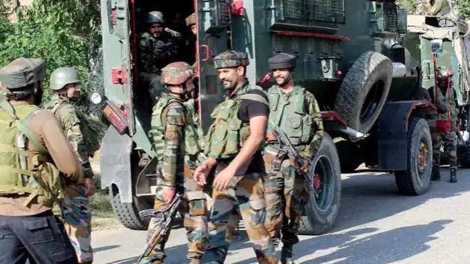 जम्मू-कश्मीर में संदिग्ध आतंकवादी हमले में तीन ग्रामीणों की मौत, कई घायल जम्मू-कश्मीर में संदिग्ध आतंकवादी हमले में तीन ग्रामीणों की मौत, कई घायल