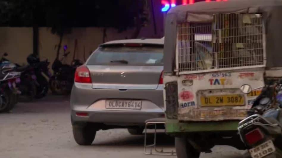 Surat Accident: गुजरात में कंझावला जैसा कांड, कार में फंसा बाइक सवार, 12 KM तक घसीटा Surat Accident: गुजरात में कंझावला जैसा कांड, कार में फंसा बाइक सवार, 12 KM तक घसीटा