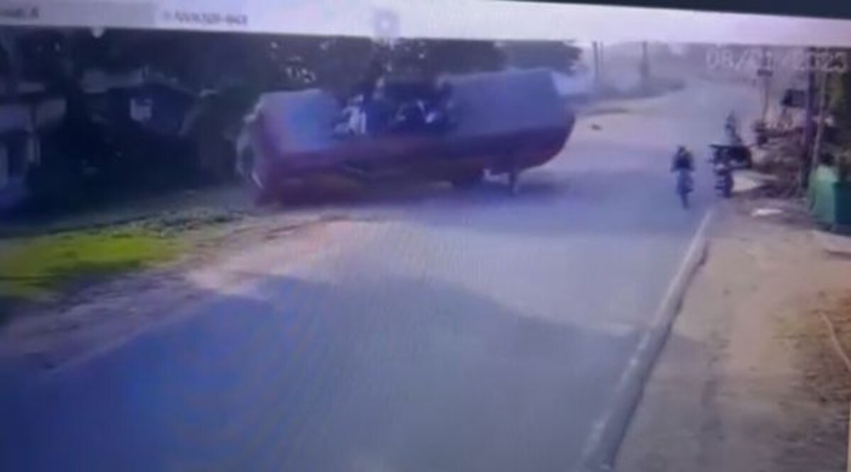 देखें वीडियो - पूर्व बर्दवान में यात्रियों से भरी बस ऐसे पलट गई! CrimeTak