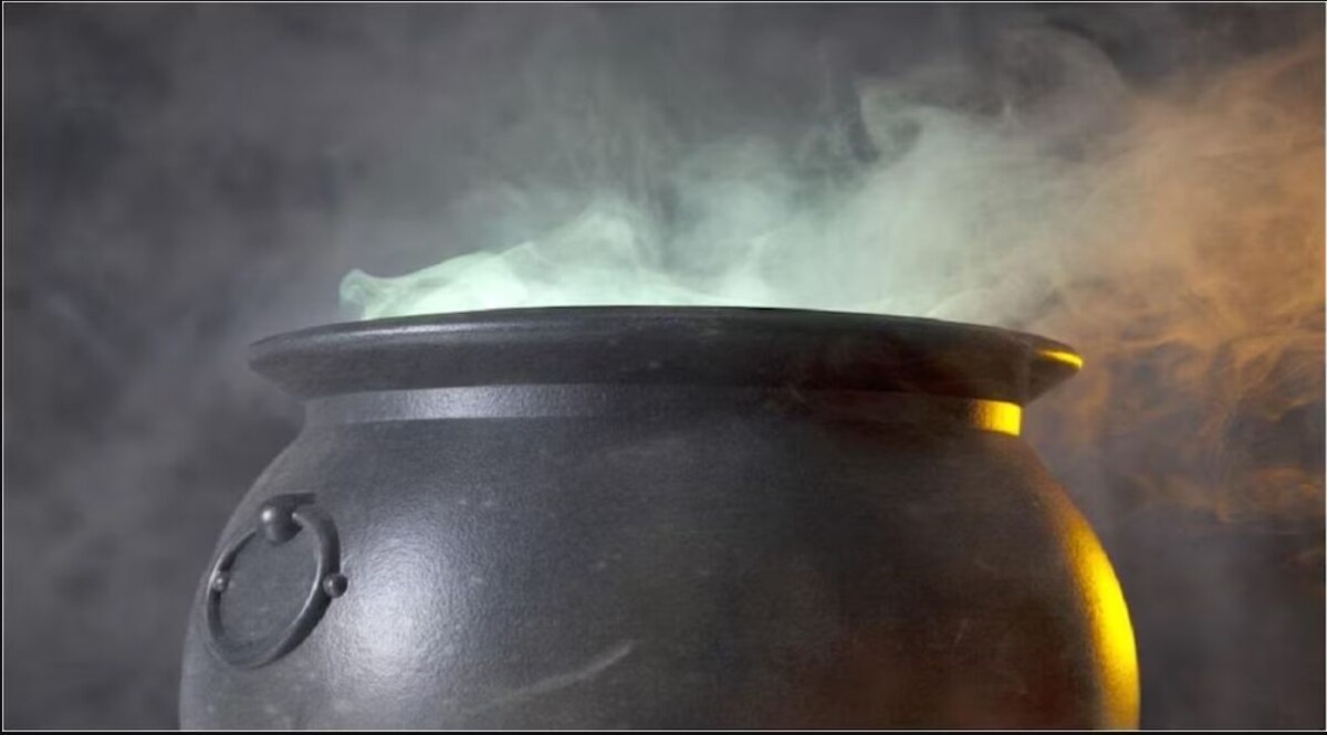 Crime News: 6 बच्चों के बाप ने बीवी को मारकर काटी टांगें, शरीर कड़ाही में उबाला CrimeTak