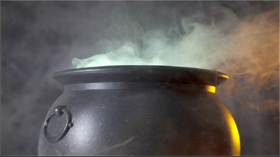 Crime News: 6 बच्चों के बाप ने बीवी को मारकर काटी टांगें, शरीर कड़ाही में उबाला Crime News: 6 बच्चों के बाप ने बीवी को मारकर काटी टांगें, शरीर कड़ाही में उबाला