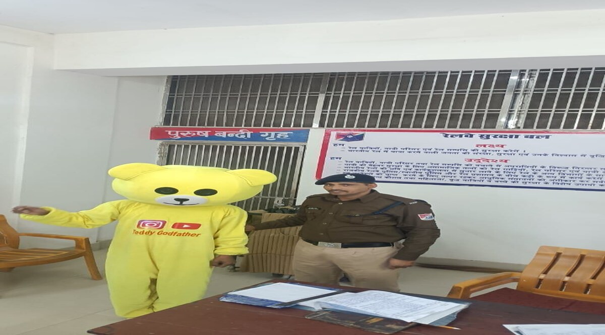 Mickey Mouse Arrested: सबको हंसाने वाला 'मिक्की माउस' अब जेल में, इस वजह से किया गया गिरफ्तार CrimeTak