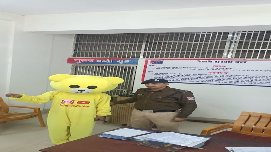 Mickey Mouse Arrested: सबको हंसाने वाला 'मिक्की माउस' अब जेल में, इस वजह से किया गया गिरफ्तार Mickey Mouse Arrested: सबको हंसाने वाला 'मिक्की माउस' अब जेल में, इस वजह से किया गया गिरफ्तार