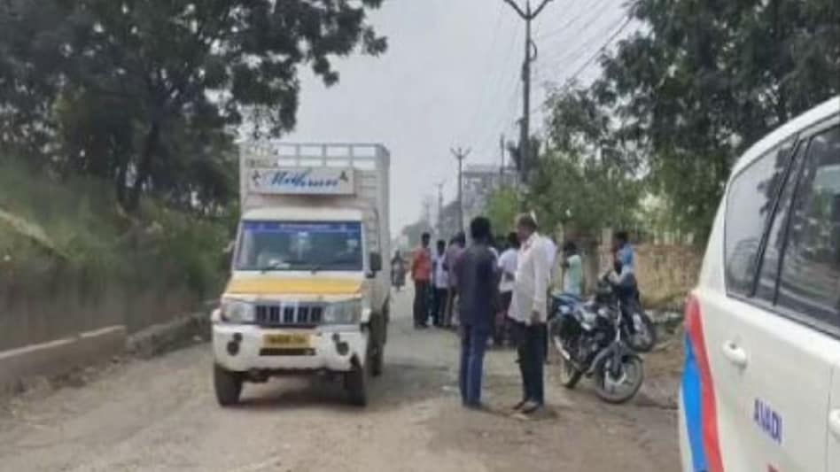 Chennai: सड़क के गड्ढे ने ली महिला सॉफ्टवेयर इंजीनियर की जान, ट्रक ने रौंदा Chennai: सड़क के गड्ढे ने ली महिला सॉफ्टवेयर इंजीनियर की जान, ट्रक ने रौंदा