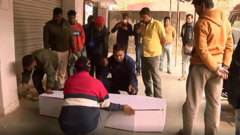 Jharkhand Crime: रांची आईआईएम हॉस्टल में छात्र की लाश मिलने से सनसनी, शव फंदे पर हाथ बंधे मिले! Jharkhand Crime: रांची आईआईएम हॉस्टल में छात्र की लाश मिलने से सनसनी, शव फंदे पर हाथ बंधे मिले!