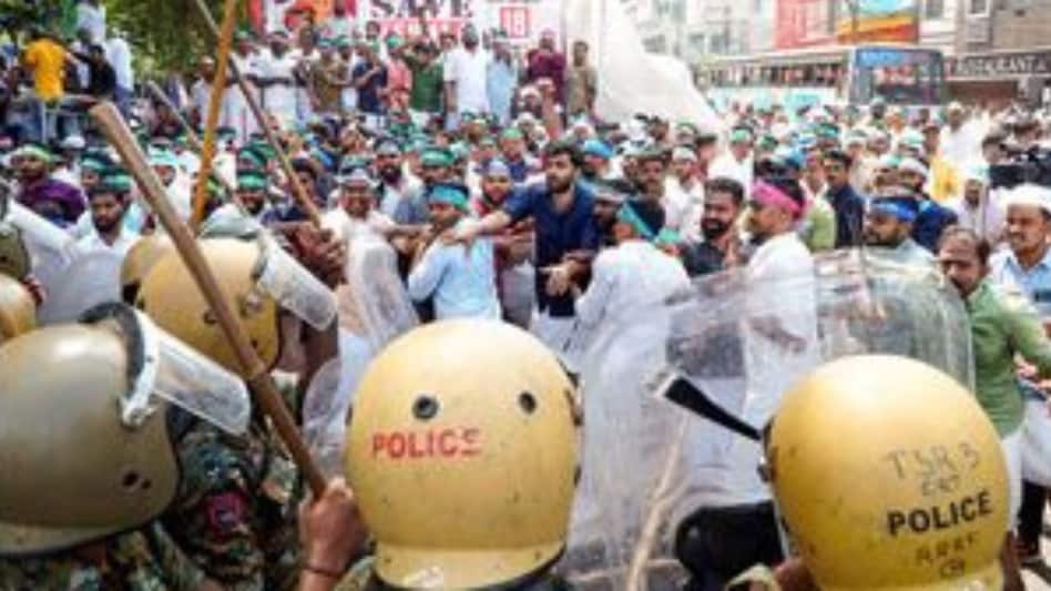 Kerala: तिरुवनंतपुरम में निकाला गया ‘यूथ लीग’ मार्च हुआ हिंसक, लाठीचार्ज व आंसू गैस गोले छोड़े गए Kerala: तिरुवनंतपुरम में निकाला गया ‘यूथ लीग’ मार्च हुआ हिंसक, लाठीचार्ज व आंसू गैस गोले छोड़े गए