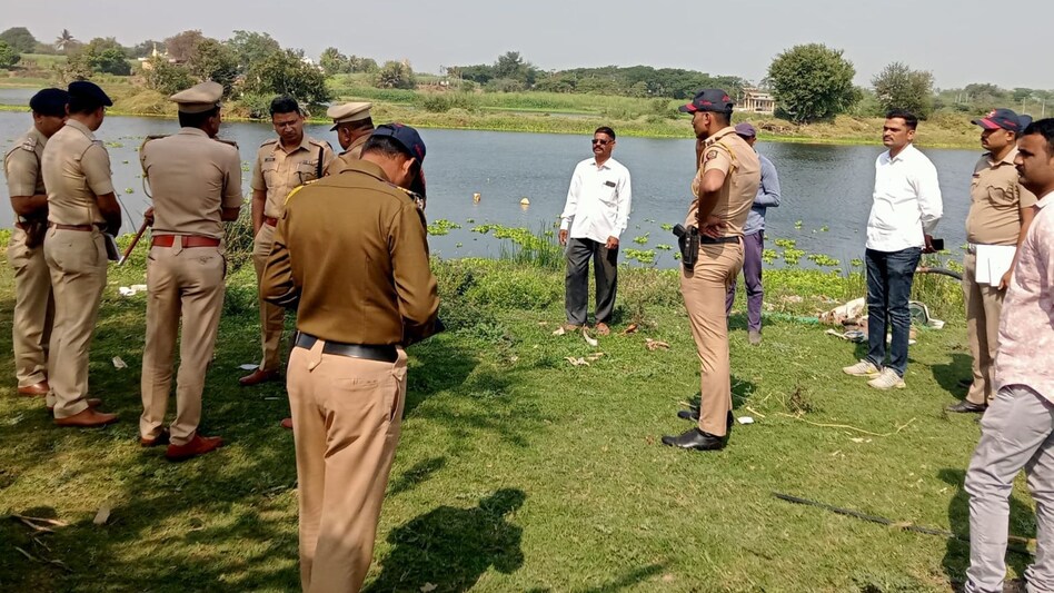 Maharashtra: एक ही परिवार के सात सदस्यों की हुई हत्या? पांच हिरासत में Maharashtra: एक ही परिवार के सात सदस्यों की हुई हत्या? पांच हिरासत में