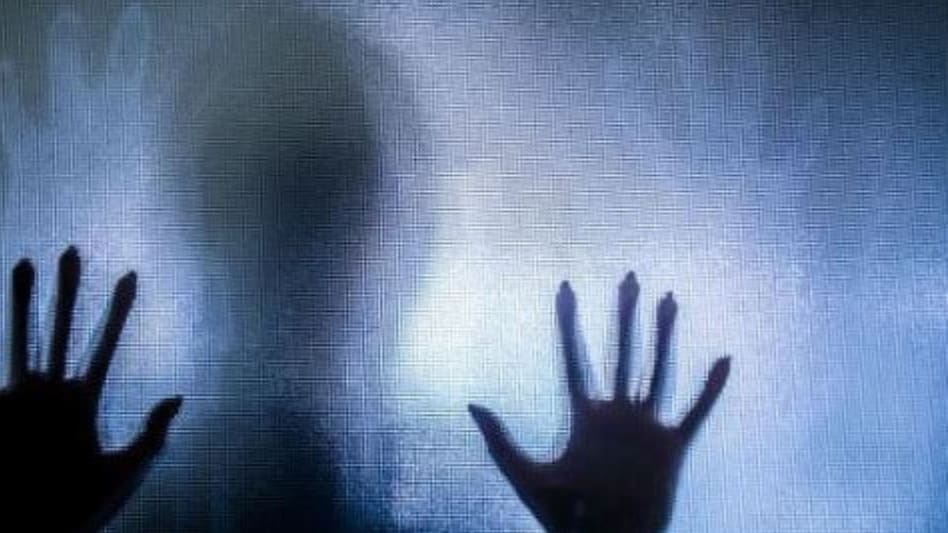 Uttar Pradesh News: पेट्रोमैक्स की गैस से घुटा दम, कपल और दोनों बच्चों की हुई मौत Uttar Pradesh News: पेट्रोमैक्स की गैस से घुटा दम, कपल और दोनों बच्चों की हुई मौत